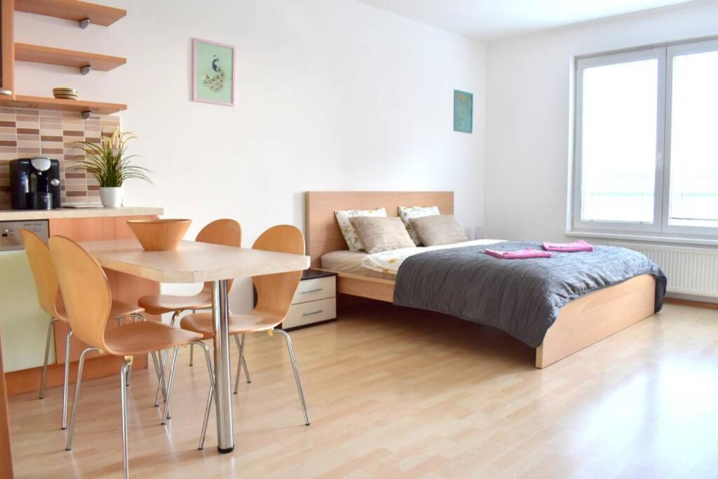 Modern Apartments - Airport 8Mins Prag Eksteriør billede