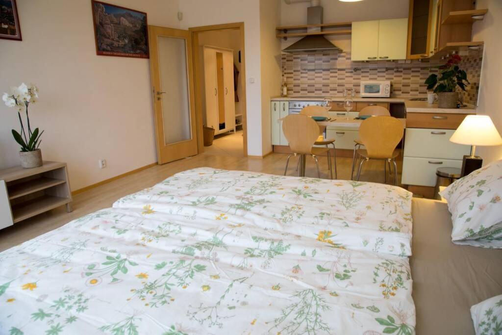 Modern Apartments - Airport 8Mins Prag Eksteriør billede