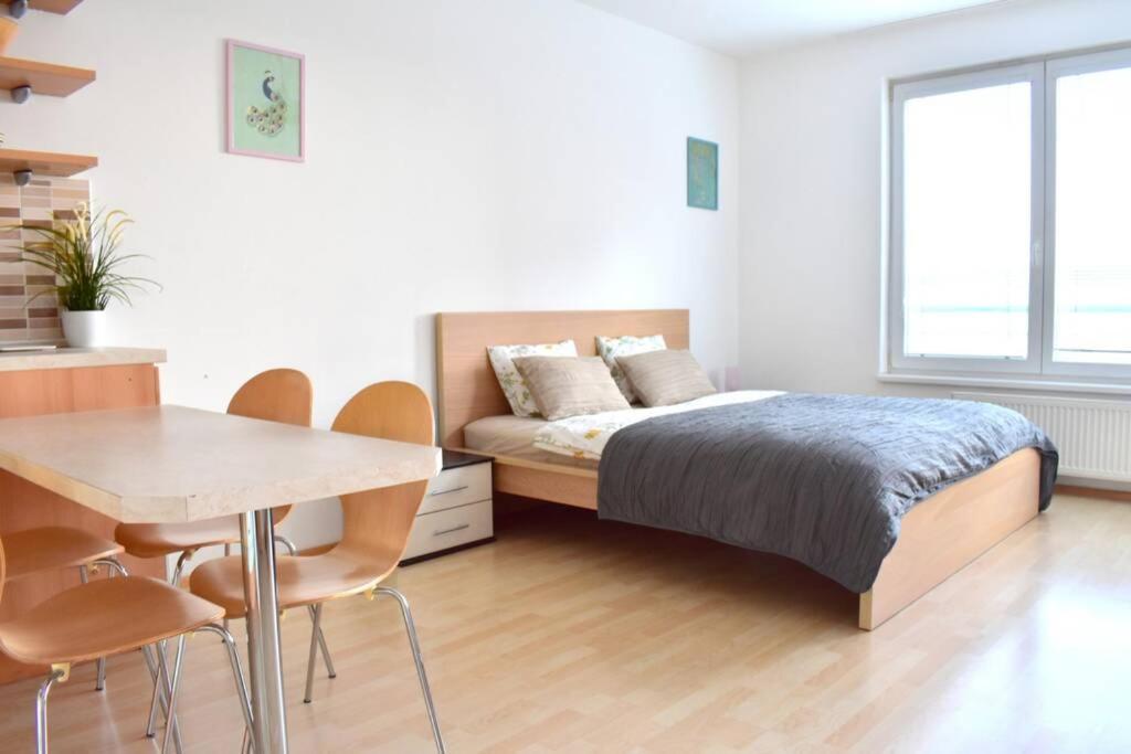 Modern Apartments - Airport 8Mins Prag Eksteriør billede
